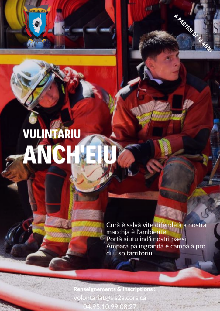 Affiche de recrutement sapeur-pompier volontaire pour la campagne feux de forêts 2025. Deux sapeurs-pompiers volontaires assis sur les marches d'un camion après un incendie. Visages fatigués. Spinghjifocu vuluntariu anch'eiu ?.